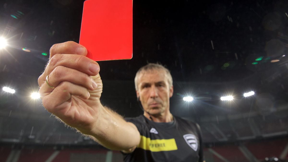 Foto de un arbitro de futbol con una tarjeta roja. Noticias Radioacktiva