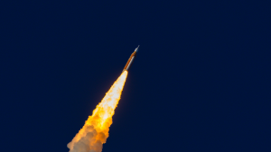 Foto de Artemis II sobrevolando la tierra