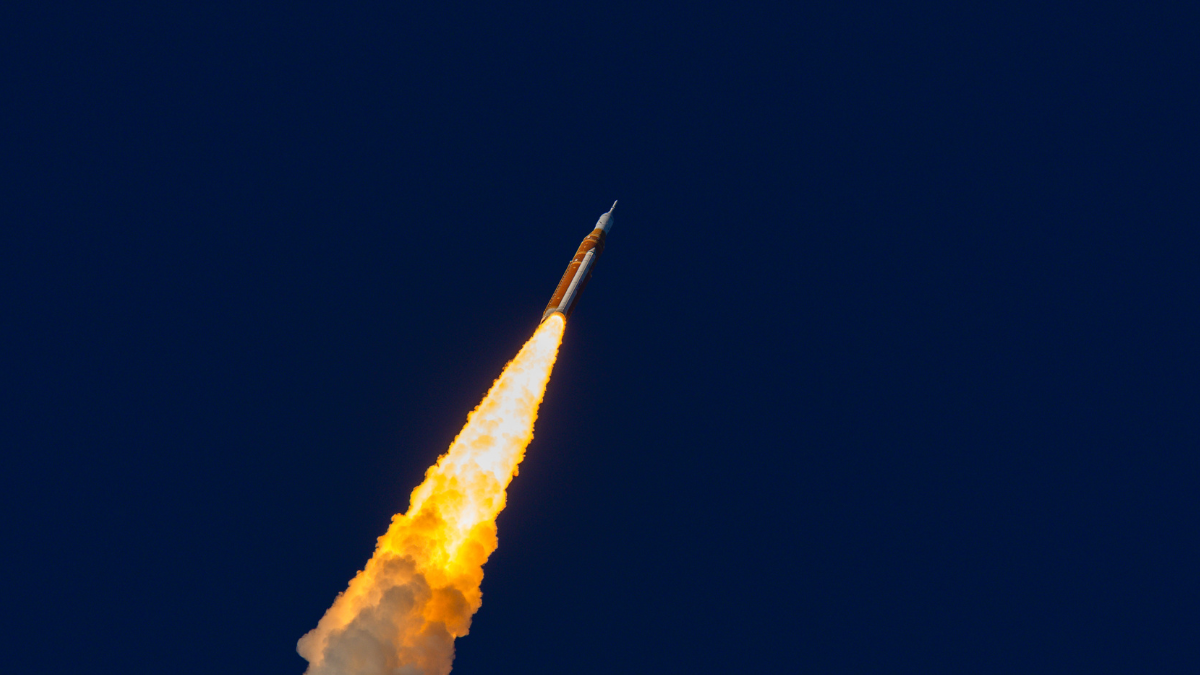 Foto de Artemis II sobrevolando la tierra