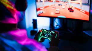 Foto de un gamer jugando en un computador