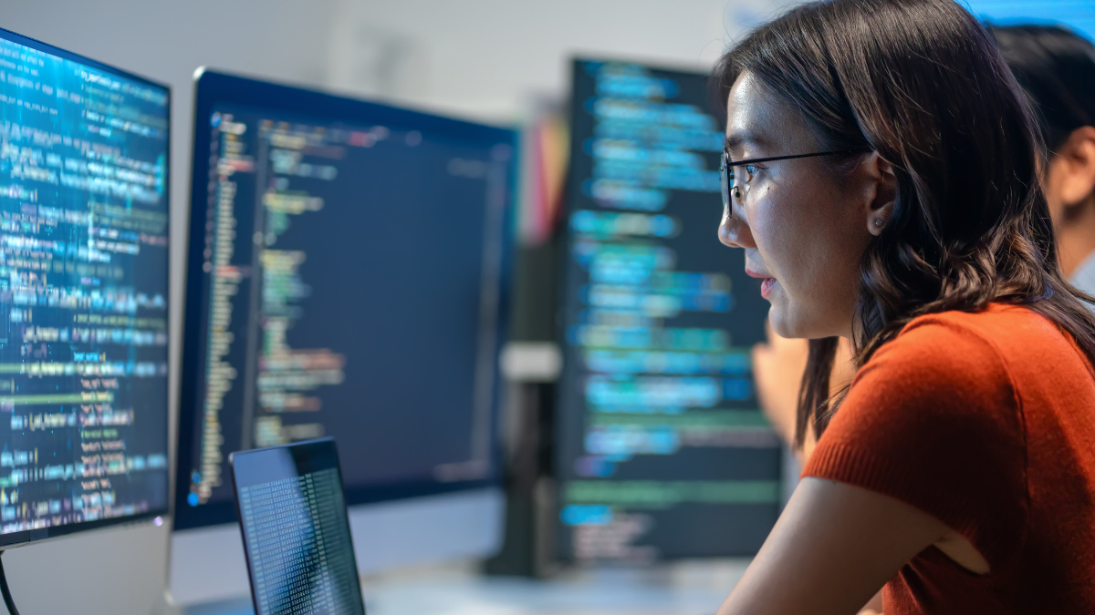 Foto de una persona desarrollando software