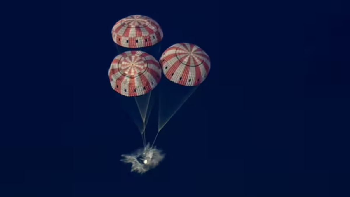 Foto de Artemis 2 amerizando en el oceano pacifico