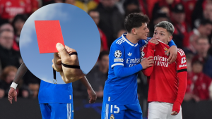 Foto de un jugador tapandose la boca y foto de una tarjeta roja