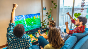 Foto de una familia viendo partido de fútbol
