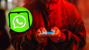 Foto de un chat de código secreto y el logo de Whatsapp