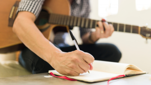 El mejor compositor en la historia del rock, según expertos: es una leyenda inigualable de la música