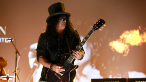 Slash sorprende a sus fans con gran cambio físico: así luce el guitarrista sin sombrero ni gafas