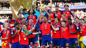 Foto de la selección de españa levantando la copa Mundial de la FIFA 2026