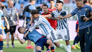 Foto de Leandro Paredes agrediendo a España