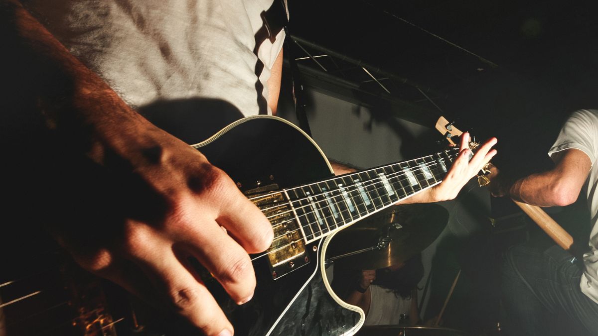 El guitarrista de rock 'ideal' para educar el oído, enamorarse del género y entender la magia de los solos