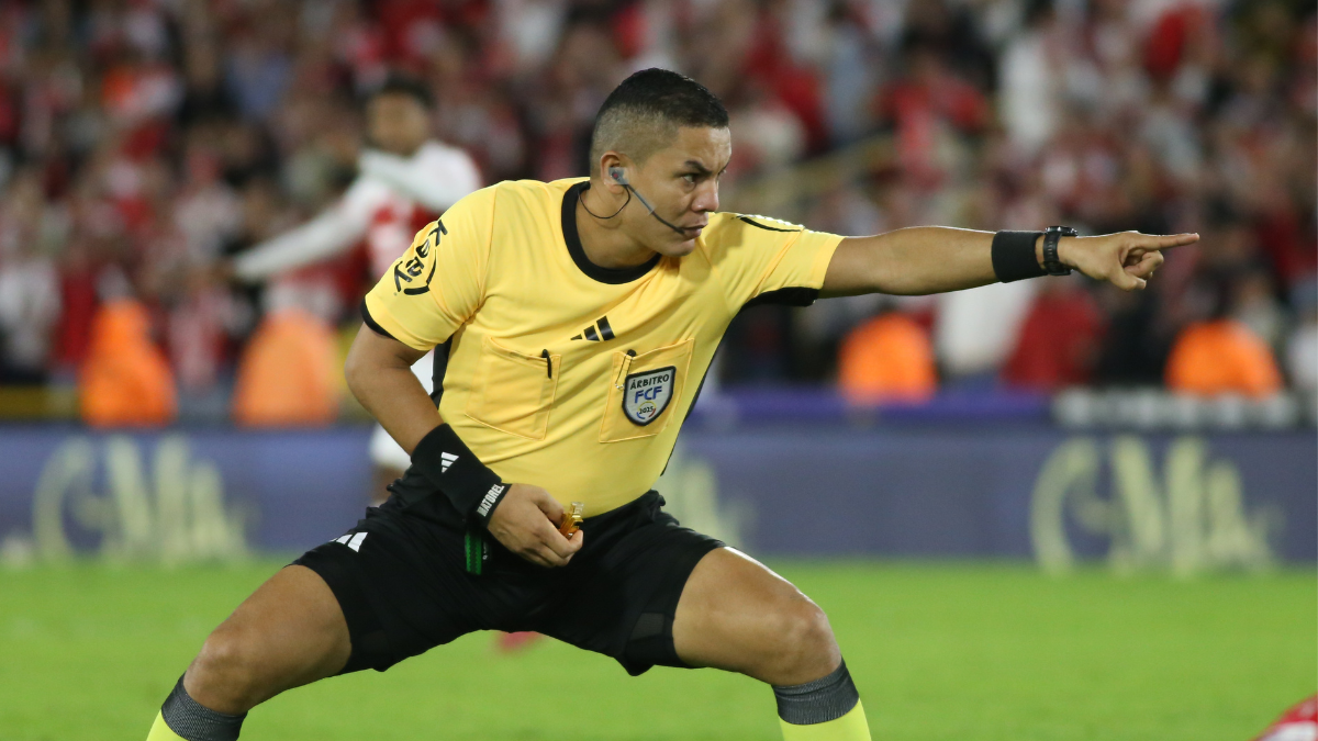Foto de arbitro en la liga Betplay