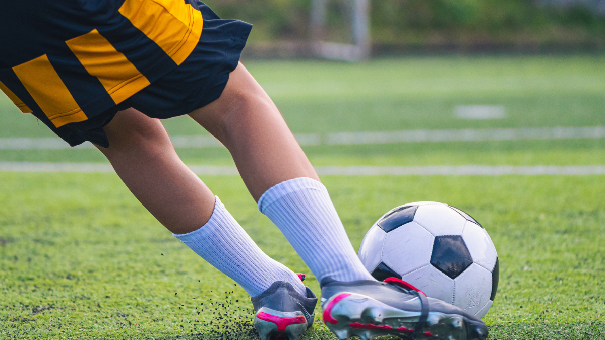 Imagen de una persona pateando un balón de fútbol. Crédito: Getty Images