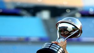Imagen de la Copa Sudamericana siendo levantada. Foto de Getty Images