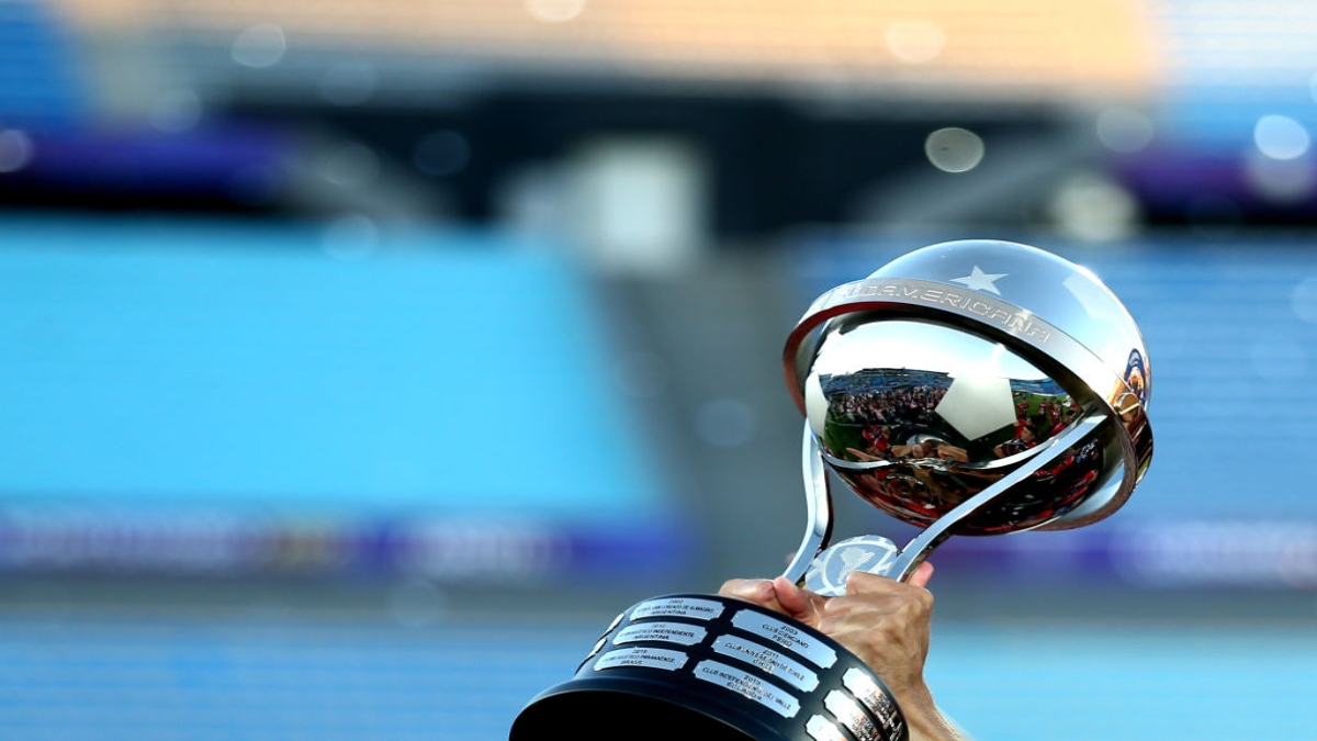 Imagen de la Copa Sudamericana siendo levantada. Foto de Getty Images