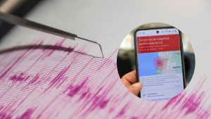 Foto de un sismografo y de la alarma de google