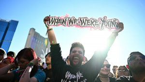 Hombre en el público sosteniendo el logo de el When We Were Young festival | Getty Images