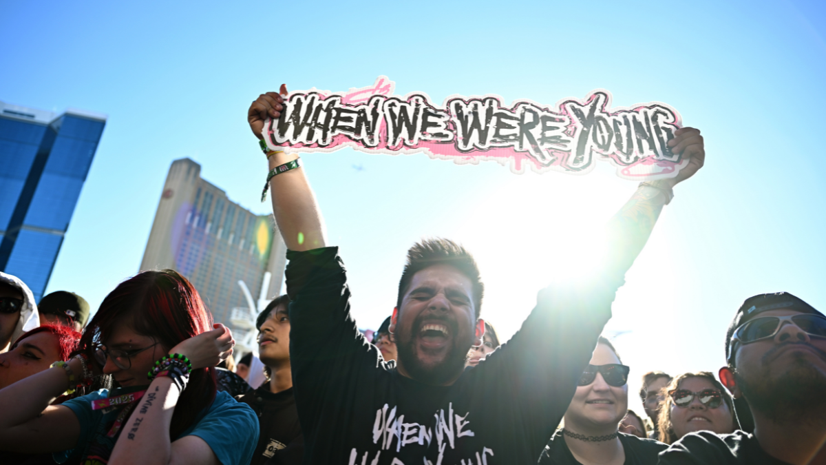 Hombre en el público sosteniendo el logo de el When We Were Young festival | Getty Images