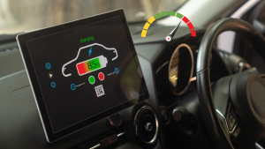 Imagen del interior de un carro eléctrico con logo de velocímetro. Créditos: Getty Images