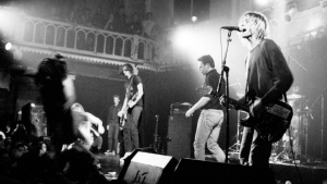 Imagen a blanco y negro de Nirvana durante concierto. Foto de Getty Images