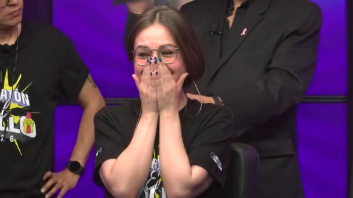 Foto de Catalina Bernal crotandose el cabello en VIVO