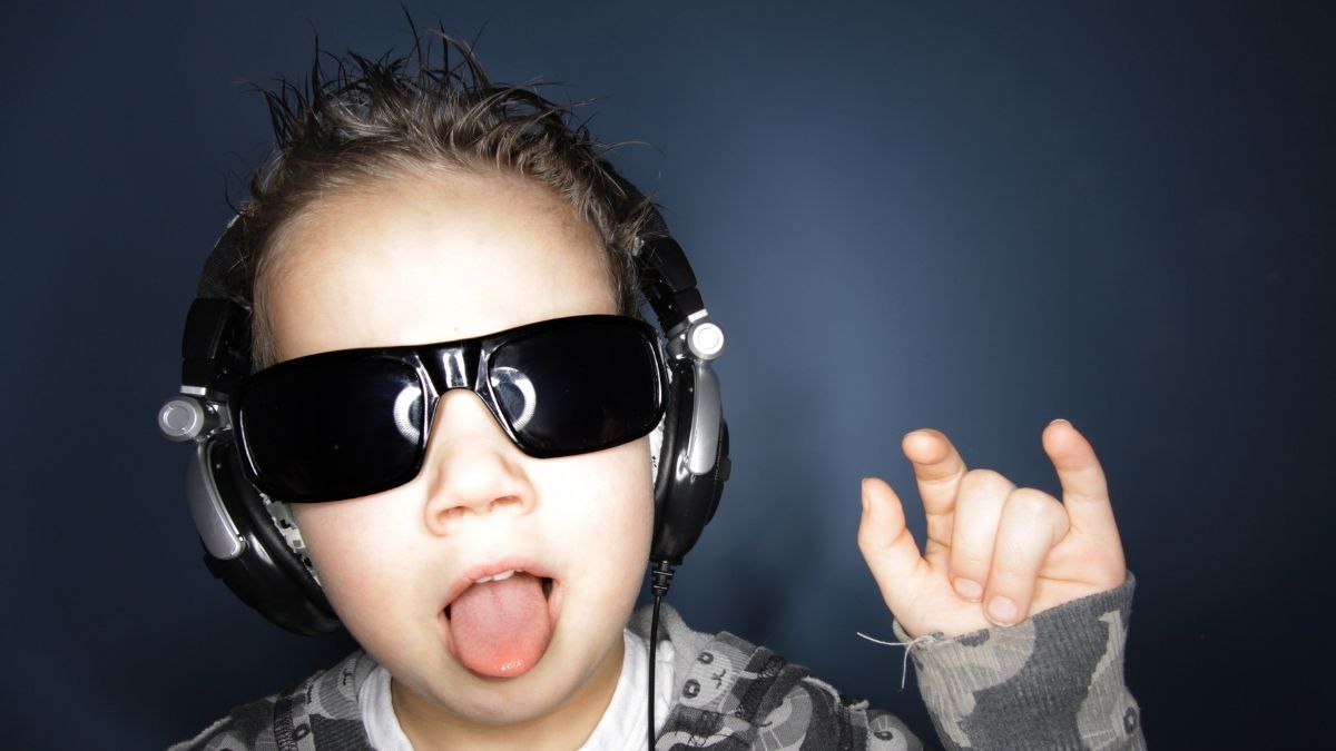Las 5 mejores canciones para que un niño empiece a escuchar rock: clásicos que marcarán su infancia