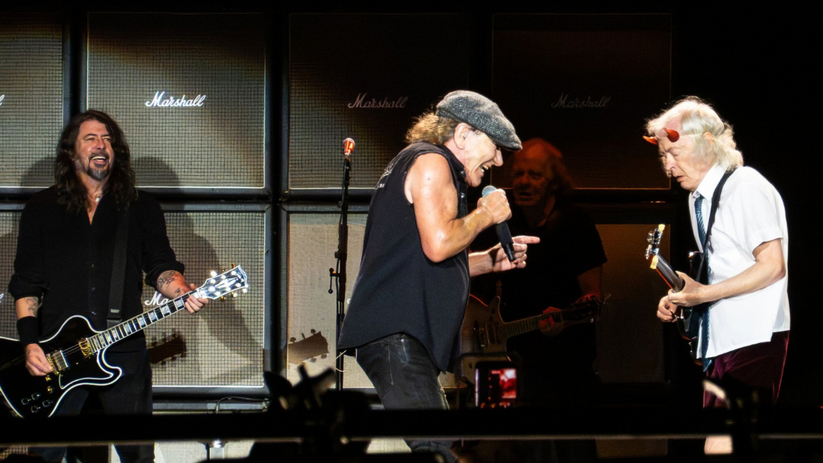 Dave Grohl junto a Brian Johnson y Angus Young en concierto|Foto vía X @foofighters